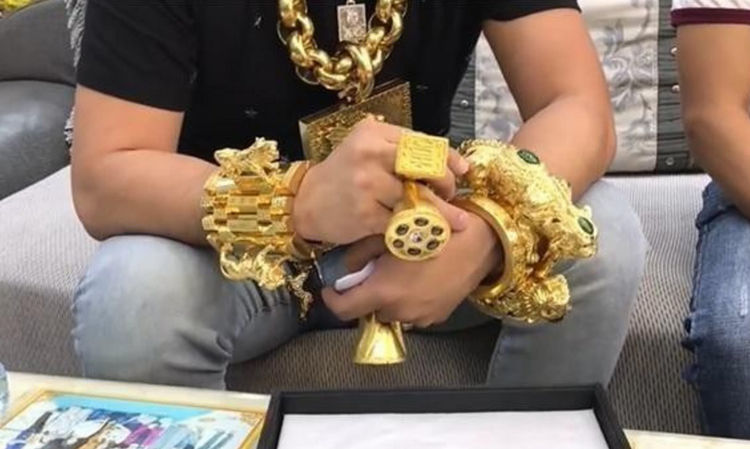 黄金哥满身黄金出门身上30斤黄金定制4斤帽子还镶钻