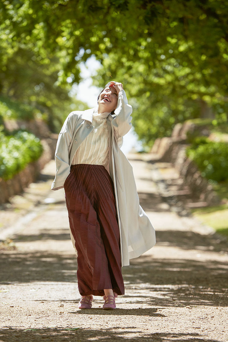 47岁小陶虹曝光生日大片,透视长袖 枣红长裙,尽显女人幸福本色