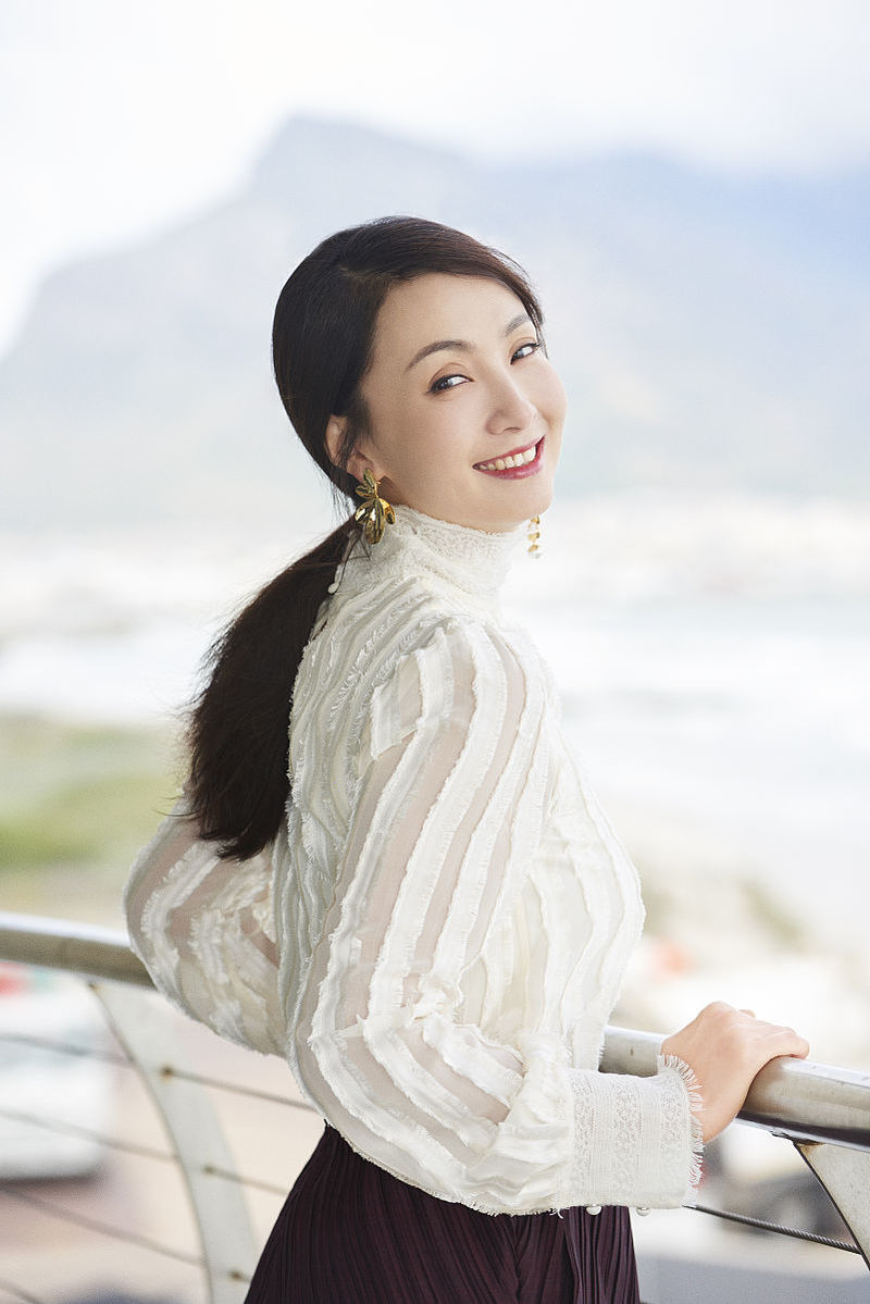 47岁小陶虹曝光生日大片,透视长袖 枣红长裙,尽显女人幸福本色