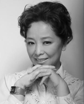 她是国家一级演员,6岁就开始演戏,嫁给同学恩爱34年惹人羡慕