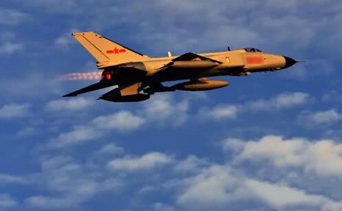 一架外军战机抵近东海防识区侦察,我战机快速升空,使出战术动作