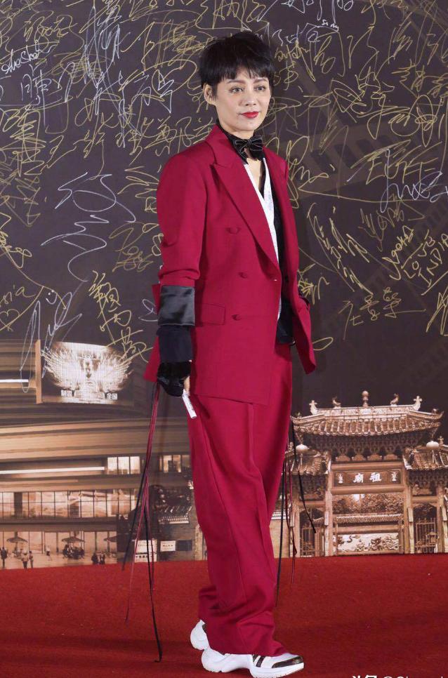 的性格有着很多粉丝,加上一直以来穿衣大气时尚,这身大红色西服套装