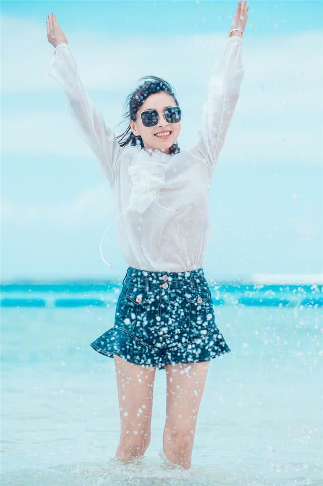 张庭罕晒日常照片,雪纺衬衫 牛仔裤裙,俏皮又减龄,辣妈时尚