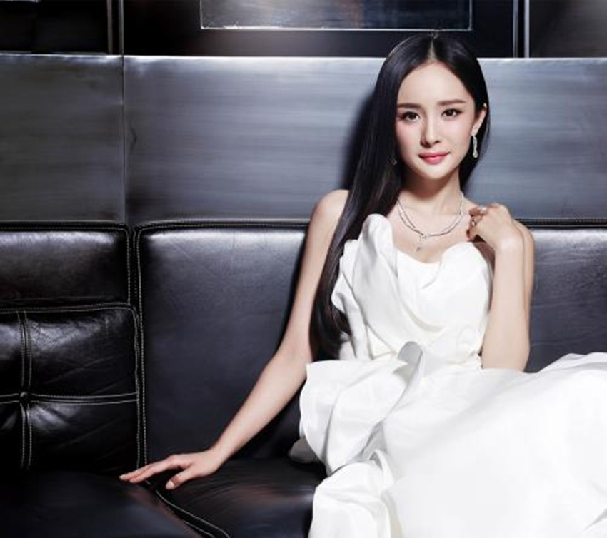 女星肩带滑落,赵丽颖机智,刘涛淡定从容,古天乐一个举动被点赞