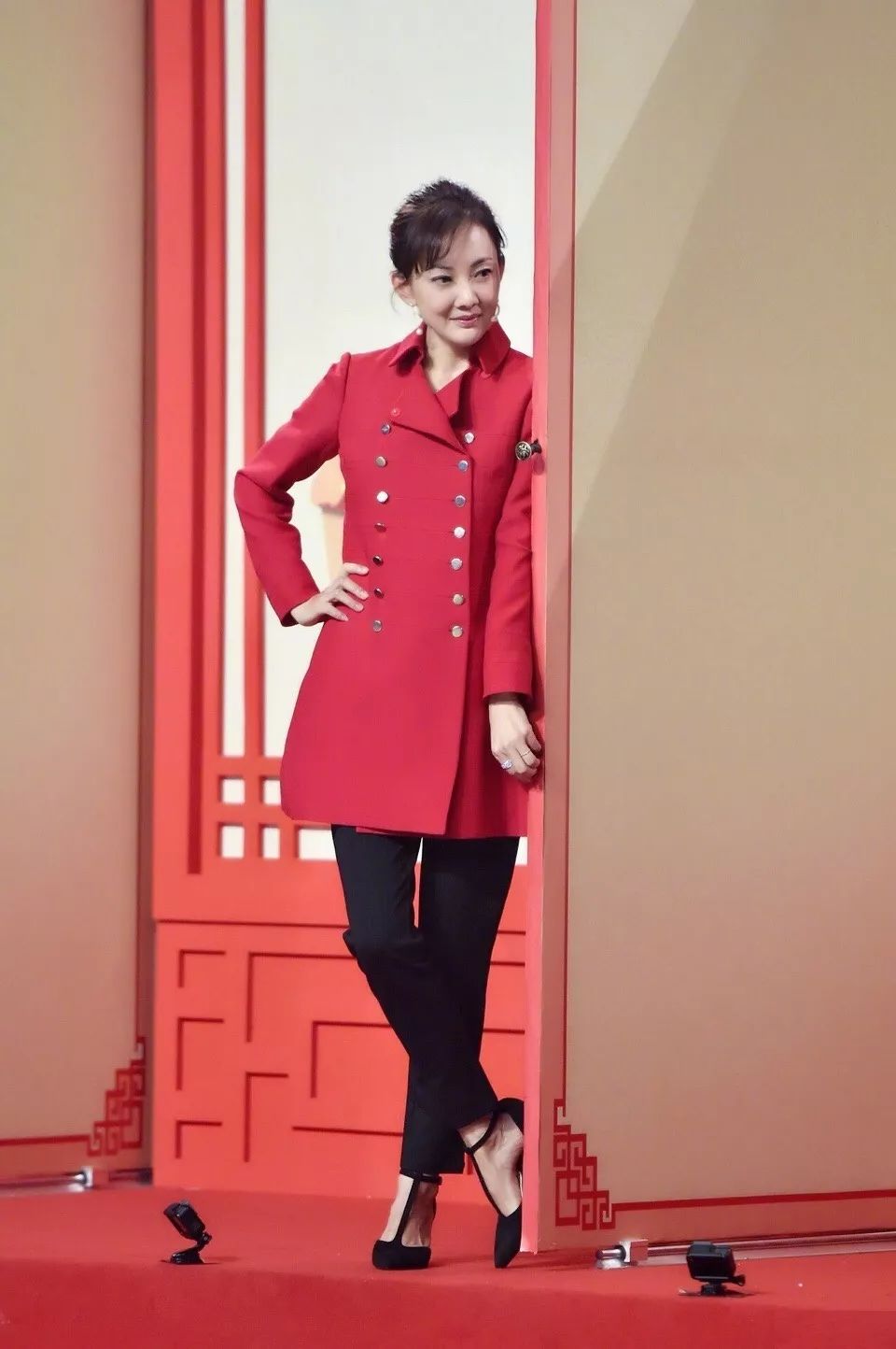 45岁牛莉"叫板"华表奖女星?露马甲线似元气少女,好身材藏不住