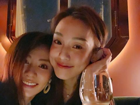 范玮琪深夜po闺蜜合照 微醺尽显女人魅力