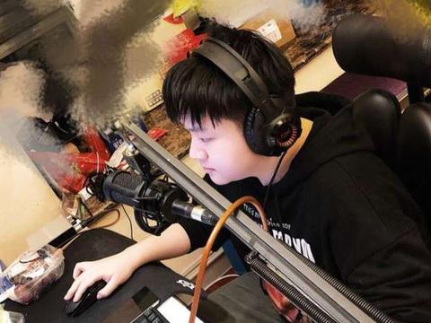 洛哥解说         马飞飞即将开播, 但让粉丝们讨论的却又是他!