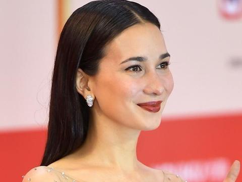 卢靖姗:戏里朴素靠,戏外精致