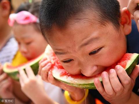 爆笑段子:记得我小的时候和老爸去偷西瓜,老爸在那给我放风.