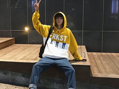 男生穿卫衣是小奶狗?青春chic运动范潮男,图三骚粉很帅气!