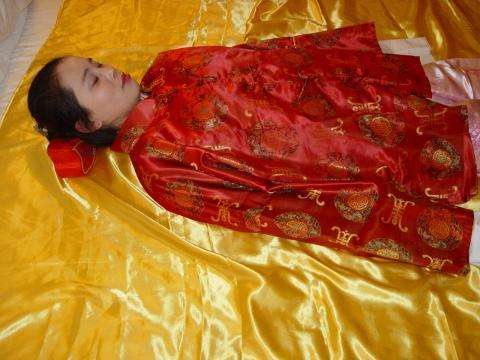 母亲去世不肯闭双眼,儿子不听劝阻将她火化,几天后,一家人遇难