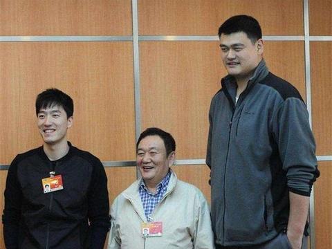 2米42中国第一巨人，姚明矮他半头，结婚19年无子娇妻坦言很尴尬|垂体瘤|张俊才|姚明_新浪新闻