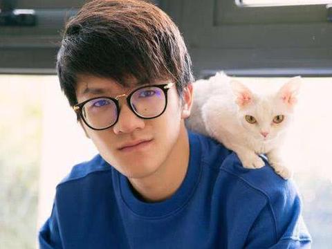 lol:"大鼻子"若风晒女友,粉丝觉得眼熟,网友:小电影见过