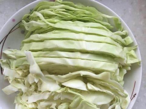 2,先把葱洗净后切成葱花,蒜米去皮后切成蒜蓉,包菜洗净切成包菜丝,红