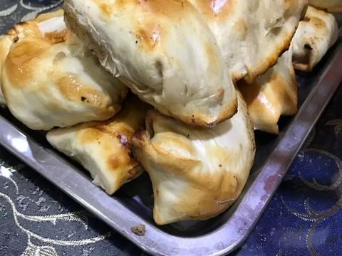 小伙收到一个生日蛋糕,蜡烛都不敢点,最后一下亮了