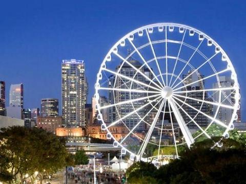 布里斯班的摩天轮,在布里斯班河边,它就显得格外瞩目.