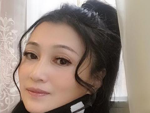 53岁林芳兵生活近照,儿子进军演艺圈发展,遗传母亲基因气宇不凡