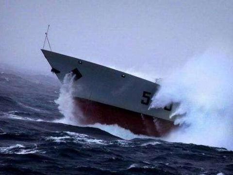 军舰在海洋里行驶,一般能抗多少级风浪?这个“神器”很关键!|航母|台风|舰船|鳍|吨位_新浪新闻