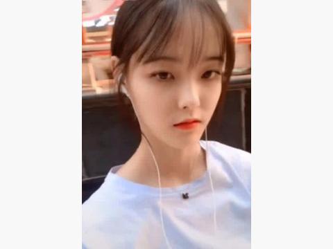 小姐姐拥有最美长舌之称,网友:只用来好好吃饭就行|小姐姐|舌头|吃饭|大美女|天然型_新浪新闻