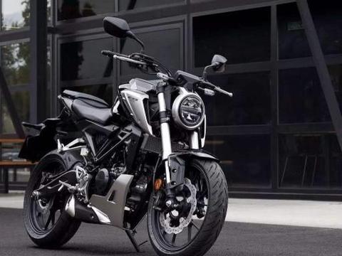 售价2 3万元的进口本田cb150r 即使排量小 但却科幻感十足