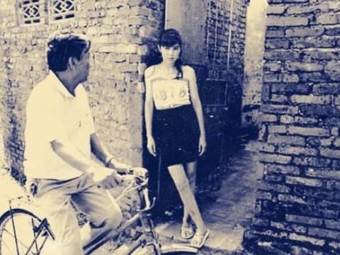 老照片:90年代的“站街女”,她们活在城市里的小巷里|站街女|年代|街边|眼神|风尘女子_新浪新闻