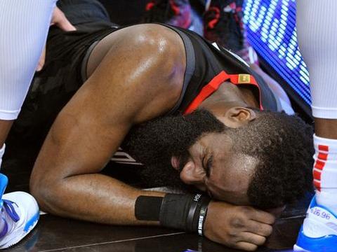 哈登快攻被奥尼尔抱摔裁判只吹罚普通犯规爵士战火箭引球迷讽刺