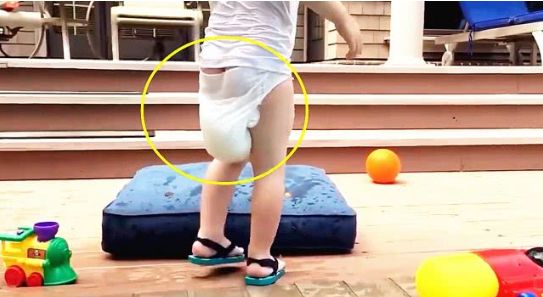 宝宝穿尿不湿玩水,不料尿不湿吸了2斤水,提裤子的模样爸妈笑惨