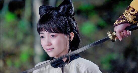 2016年的古装喜剧《欢喜密探》中,包文婧饰演超级迷妹"沈玲儿",凭借