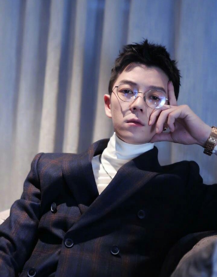 王栎鑫票数突破三十万,反超蔡徐坤,他却表示不要再投了