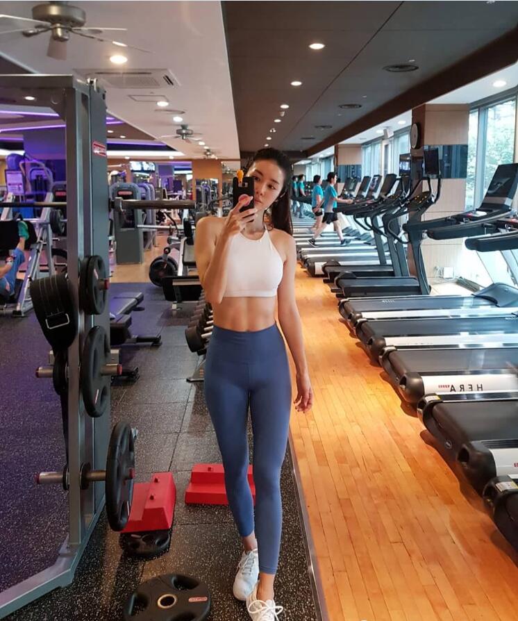 健身辣妈身材保持的超好性感火辣与儿子站一起像姐弟