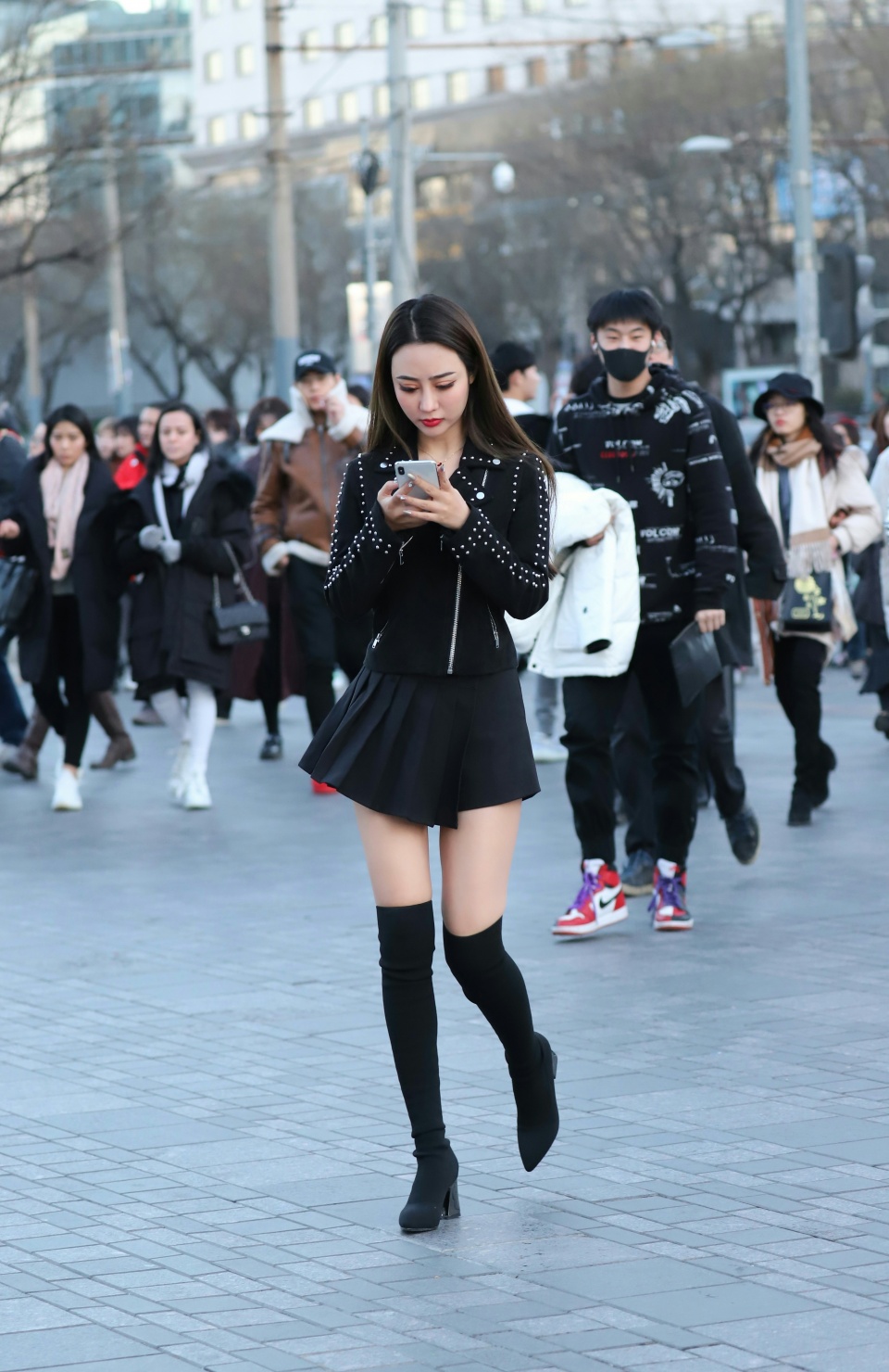 也没穿越,这是冬天,眼前这枚穿着短裙的美腿女孩就是今天街拍的主人公