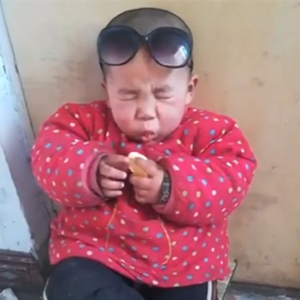 宝宝吃橘子吃出一套表情包,但网友却被宝宝造型吸引,霸气了!