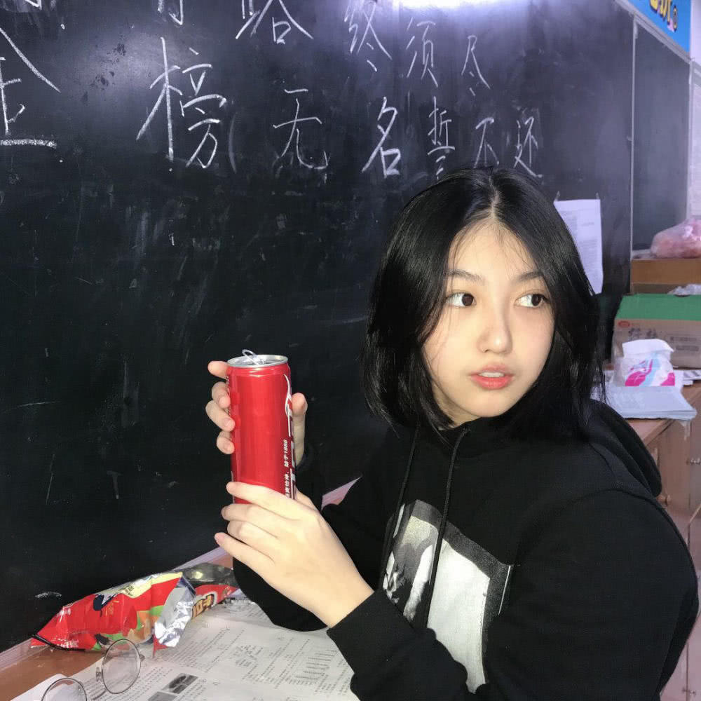 17岁高三女学生说不会化妆网友看完照片神仙颜值先磕为敬