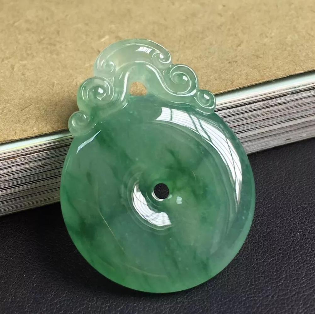 翡翠里的飘花 恰如一幅泼墨山水!