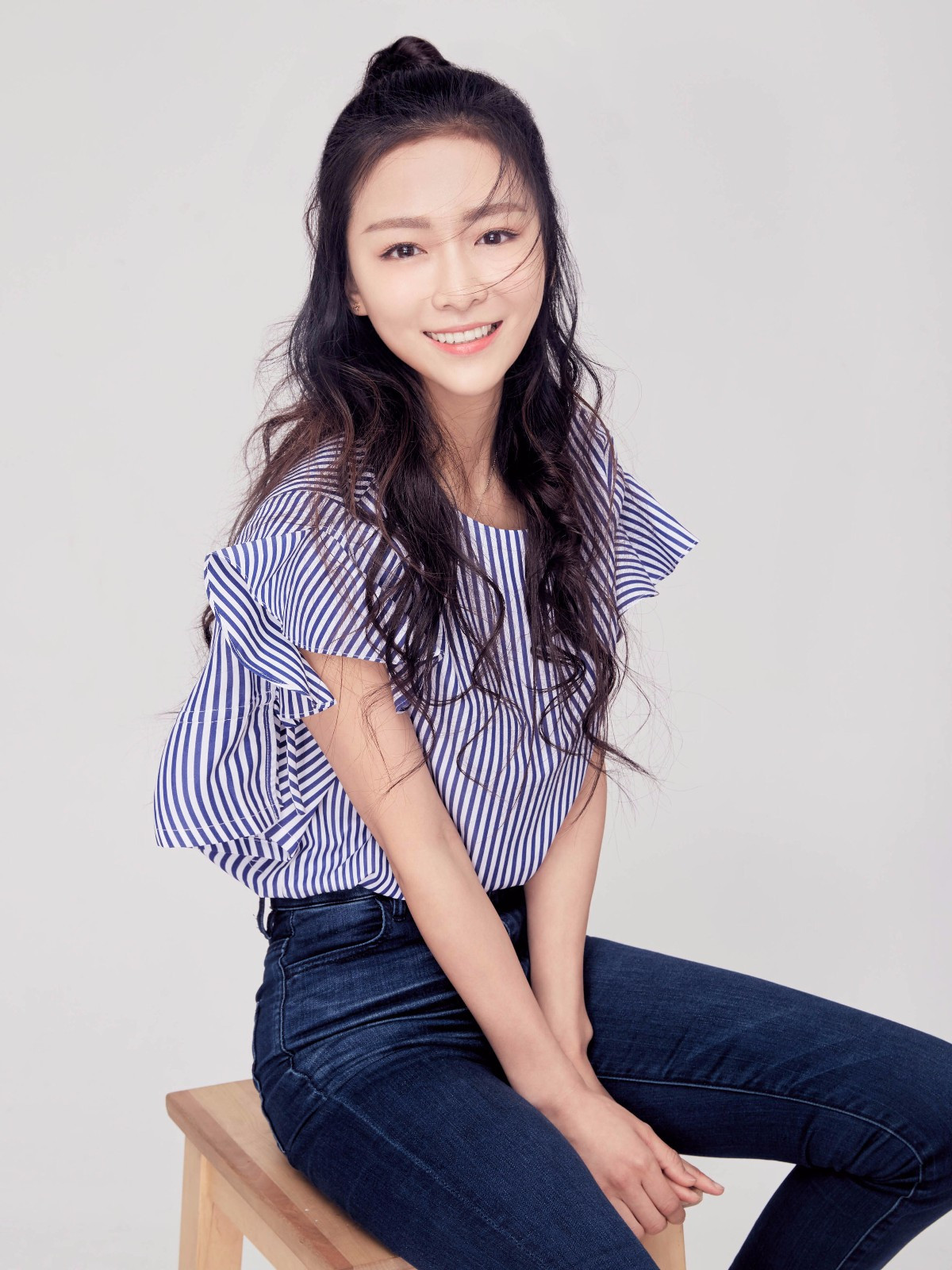 杨安琪新剧热播 甜美系新生代演员变身"甜王妃"