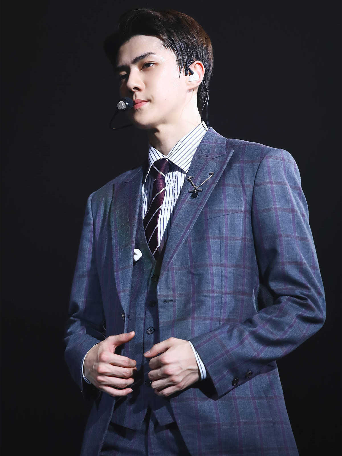 吴世勋现身时装周,一身西装气场超a,这颜值谁扛得住!