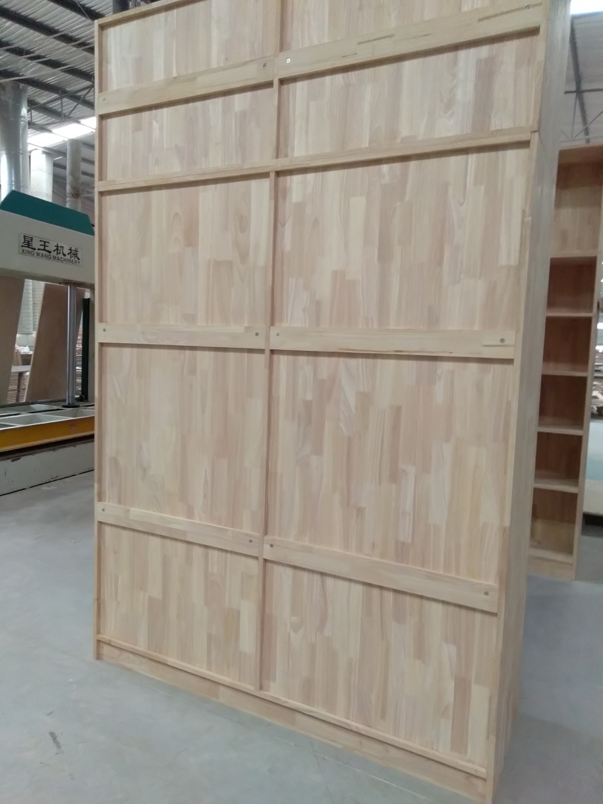 美蝶的实木柜体背板依然采用9mm板材卡槽式工艺,用18mm背拉条固定拉伸