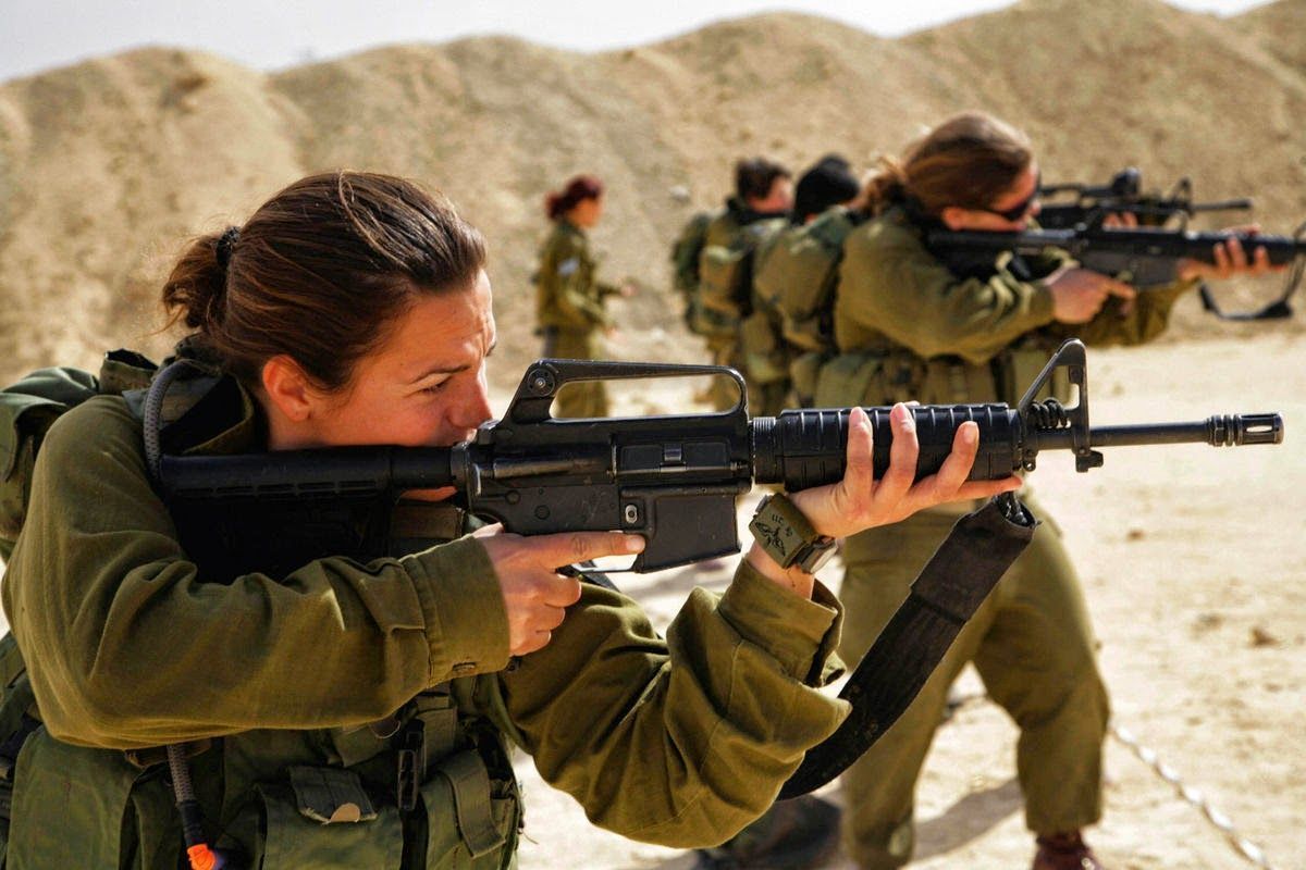 颜值即正义此国女兵美貌不输模特逛街也带枪不好惹