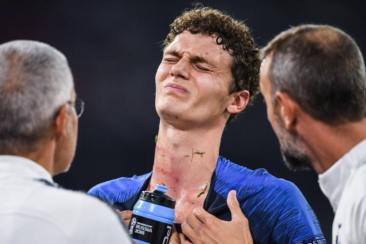 德法大战惊险一幕,世界杯冠军队后卫颈部遭对手鞋钉踩踏