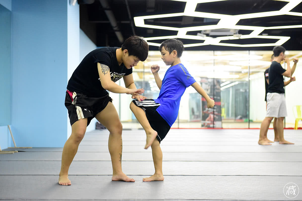 95后女格斗士:推销员辞职后成了亚洲"女拳王"|拳王|散打队|散打_新浪