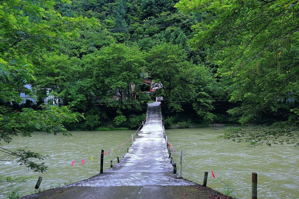 白龍湖景區,位於川,陝,甘三省結合部,東起陝西寧強的金山寺,北接甘肅