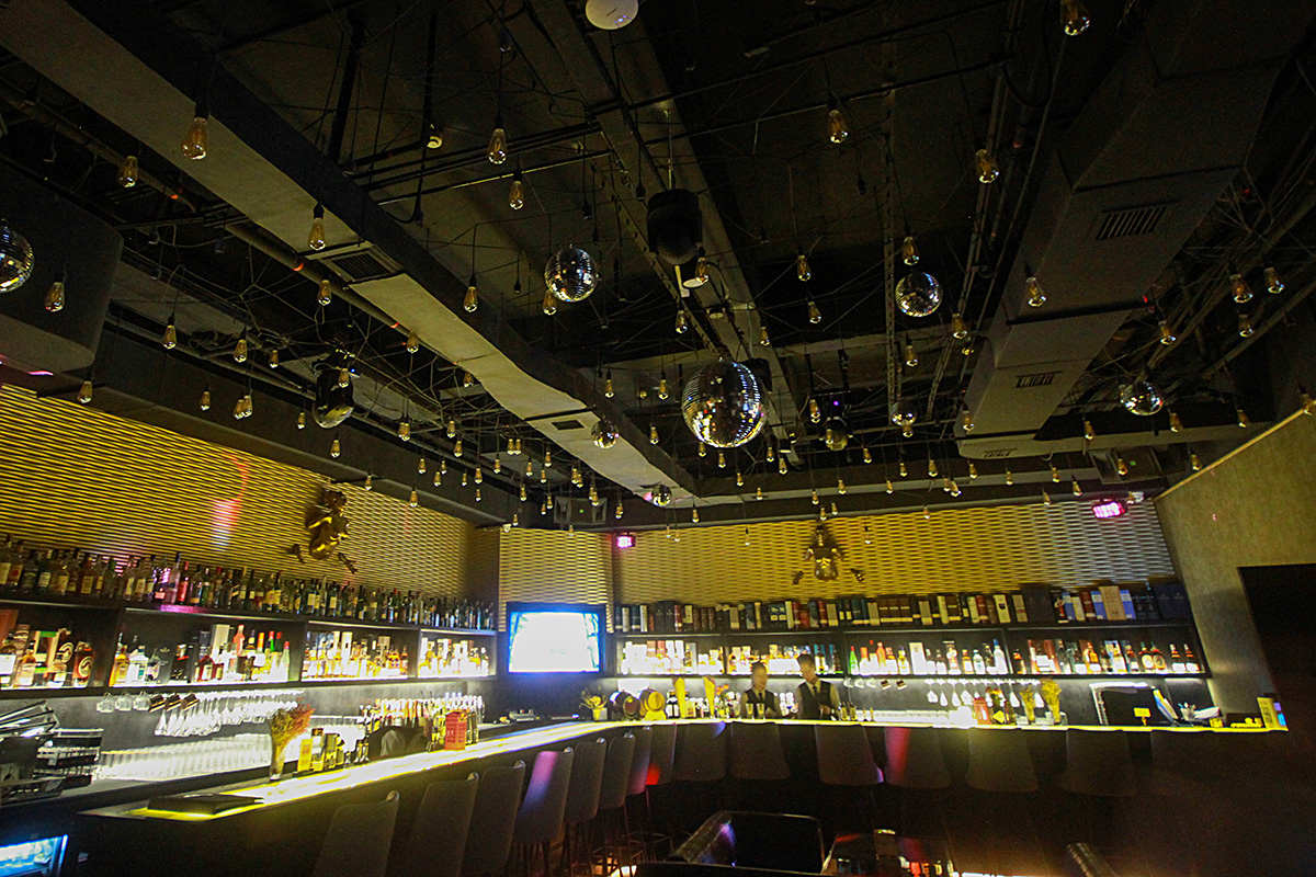 touch bar漫酒吧位于中华城南区二楼阳光街在于灯光布