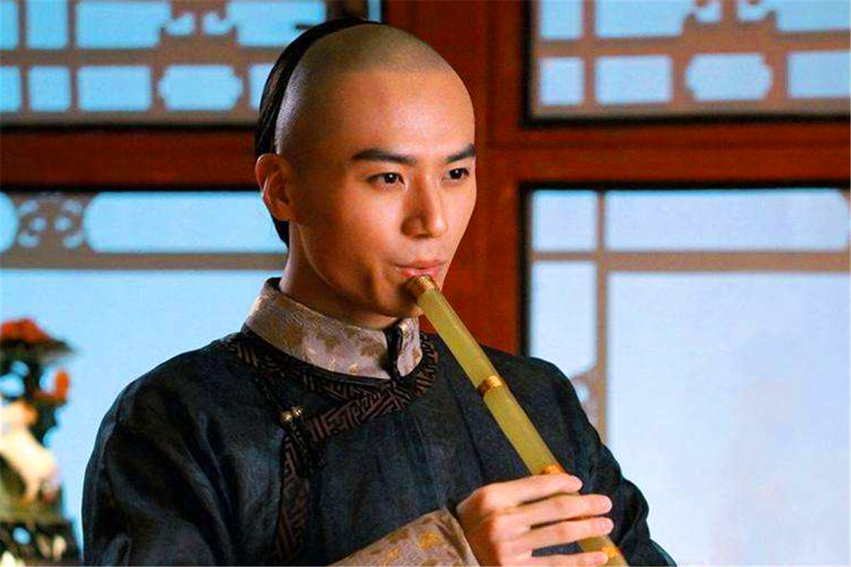 康熙最小的孩子,没有被夺嫡风波影响,雍正把他当成儿子抚养到大