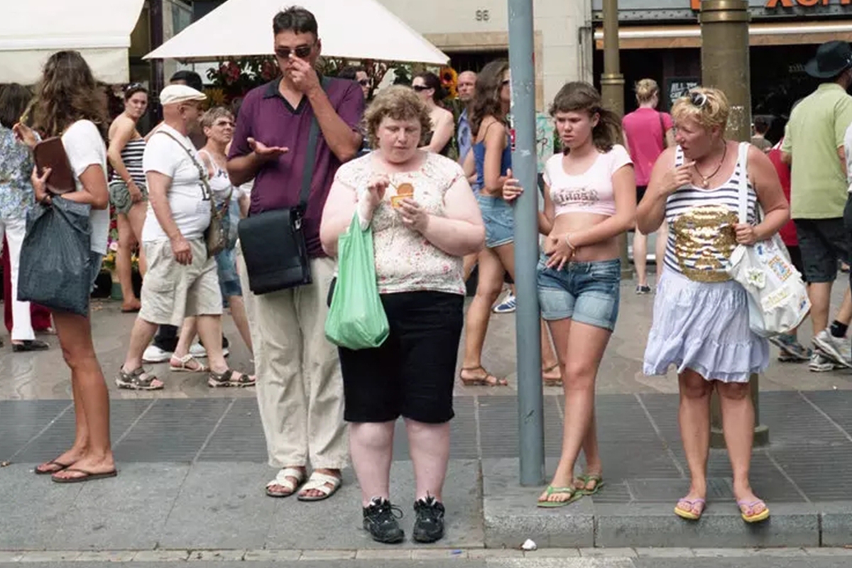 胖子活该被歧视?300斤小伙挤地铁被大爷以"胖"为由,将其骂哭