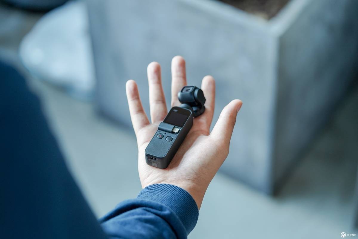 售价2499元大疆发布灵眸osmo口袋云台相机