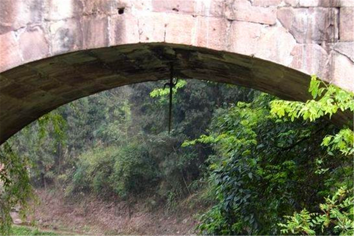 桥面下悬一把六百年古剑,专家纷纷赶来研究,却为何不肯动它