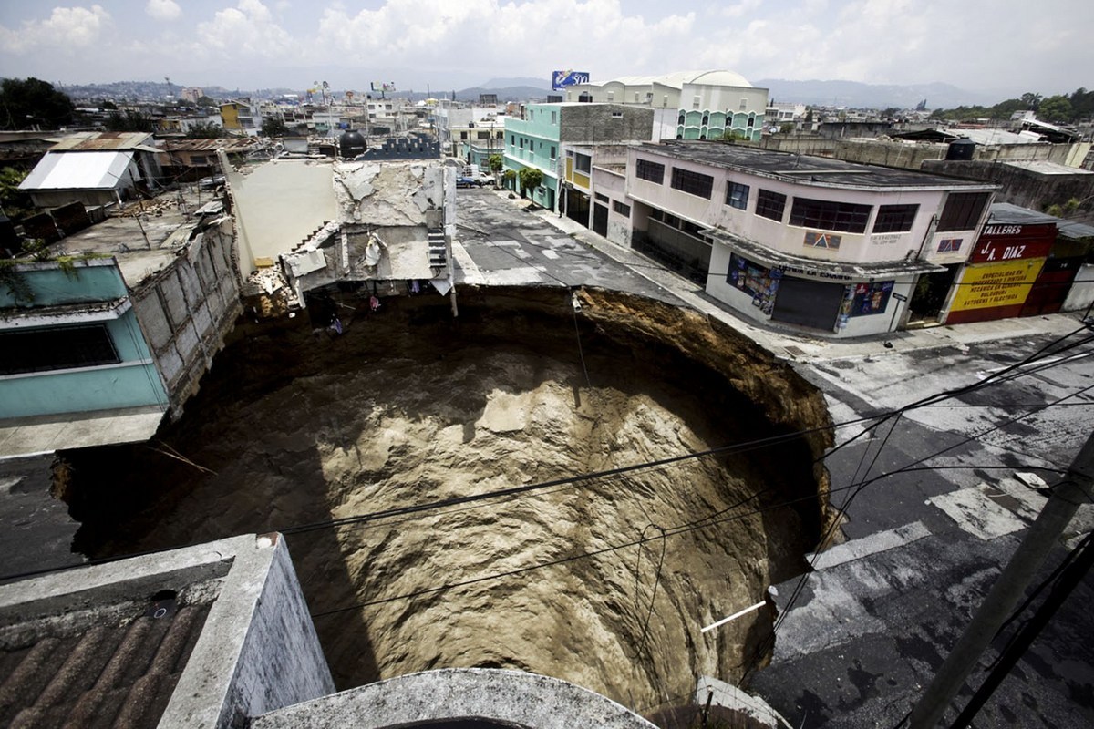 世界最危险的地方,神秘大坑突现城市街道上,百米之内无人敢靠近