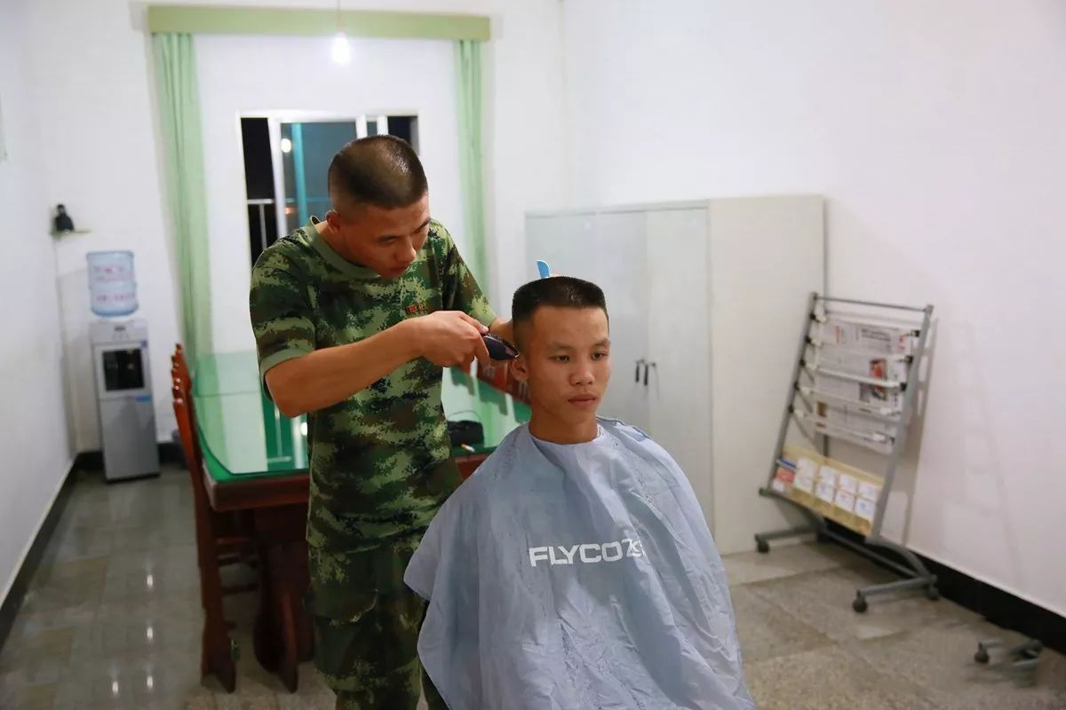 部队没有理发师,所以每个人都有机会成为"理发师"