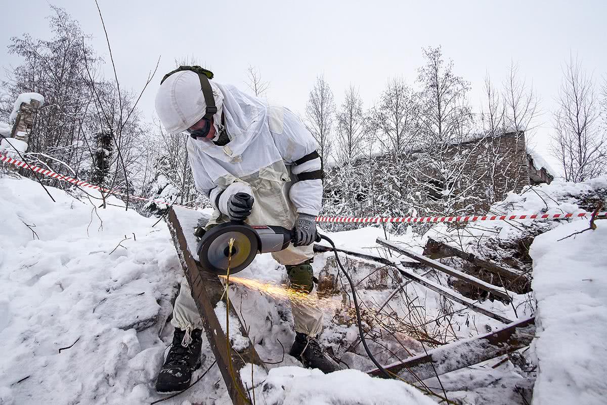 俄西部军区排雷专家们有了新装备 能显著提升安全系数和排爆效率