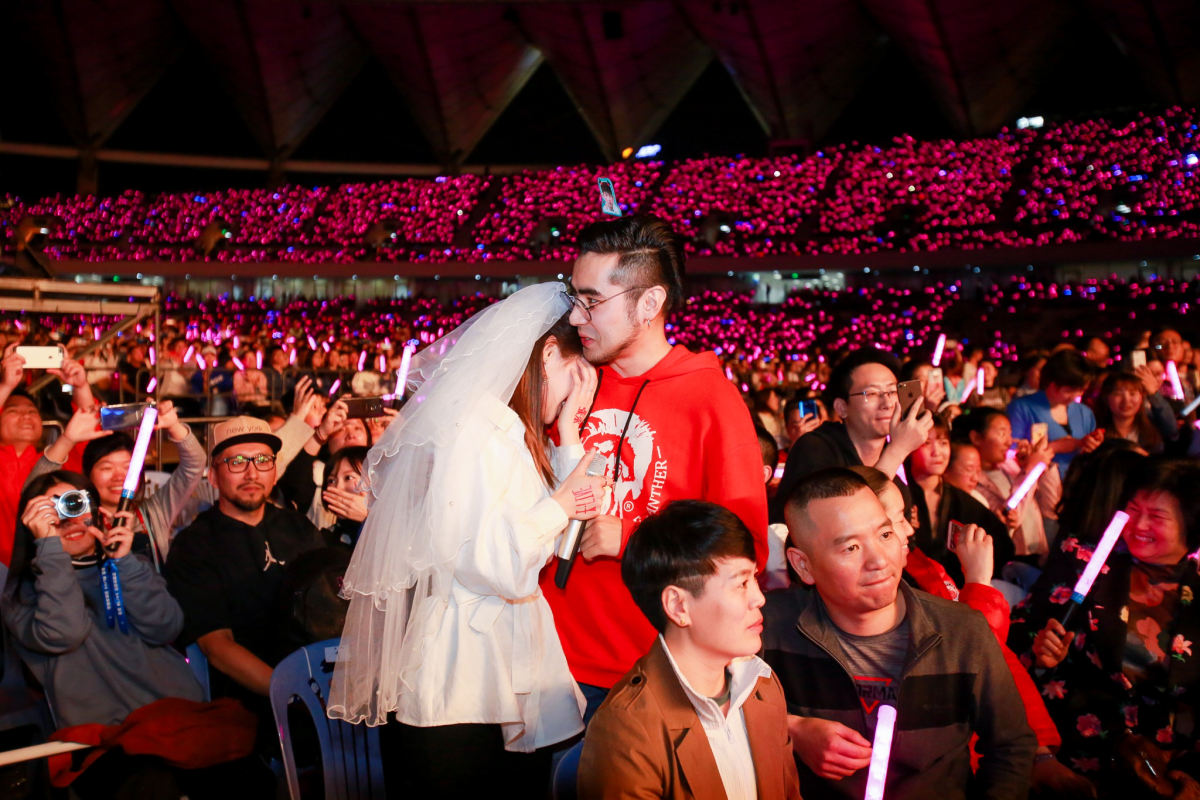 佛山情侣粉门票当结婚证在张杰演唱会现场求婚谢娜看了都感动